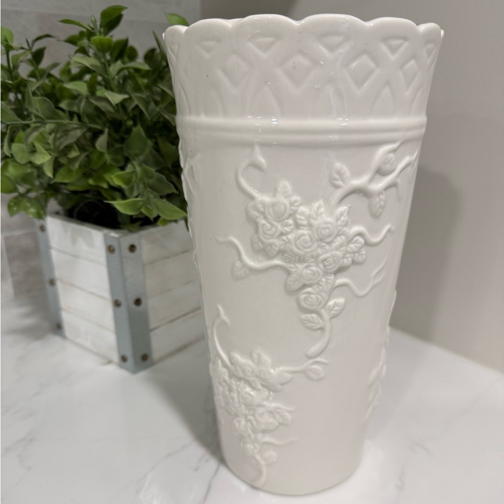 💙2 for $12 Stunning flower vase floral embossed ceramic ivory - Picture 2 of 8